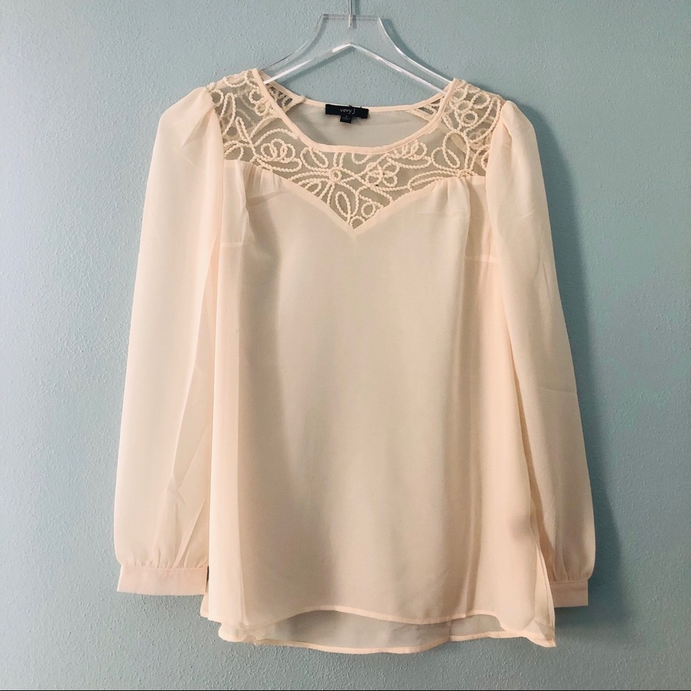 🌸 Boutique | Ivory blouse with mesh and rope neck